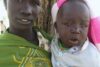 Amiir avec son fils né durant sa période d’esclavage au Soudan. Cette jeune femme est heureuse et reconnaissante de ne plus avoir faim. (csi)