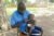 Grâce à l’engagement de CSI sur place, de nombreuses personnes affamées ont pu être approvisionnées au Soudan du Sud. Ici, Franco Majok nourrit la petite Abuk Akech Garang (8 mois). (csi)