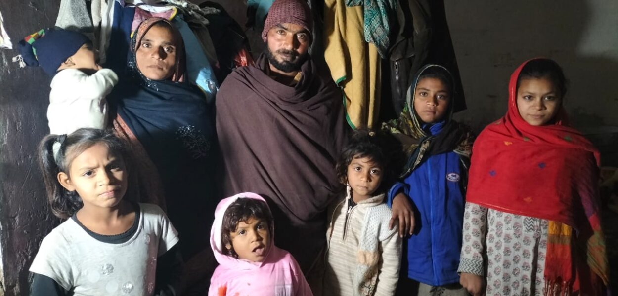 Maham Niaz (à droite) avec sa famille. La jeune chrétienne a pu être libérée des griffes de son ravisseur après vingt-deux jours. csi