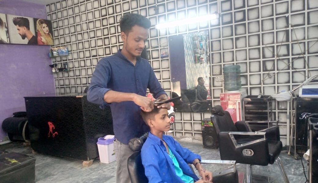 Nabeel Masih a de nouvelles perspectives depuis qu’il a commencé sa formation de coiffeur. csi