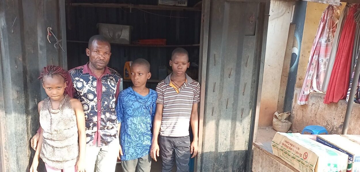 Donatus avec ses enfants. Il est reconnaissant que sa famille soit restée indemne après l’attaque à Bauchi. csi