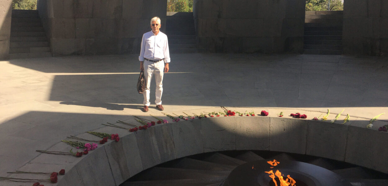Le président international de CSI John Eibner lors de la visite du mémorial du génocide arménien à Erevan. csi