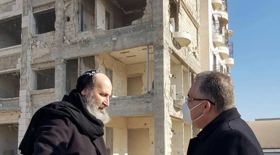 L’archevêque Mor Boutros Kassis devant la maison de retraite Dar-al-Rahma qui sera rénovée. csi