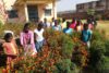 Des filles indiennes libérées devant le foyer protégé de CSI. csi