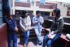 Dans l’école Achi Nagoya du bidonville d’Amauta, la responsable CSI discute avec Carlos, le professeur de breakdance. (csi)