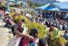 Des déplacés chrétiens devant le siège du gouvernement à Llaga, capitale du kabupaten de Puncak Jaya. Ils attendent patiemment les instructions pour la distribution des biens de première nécessité. (csi)