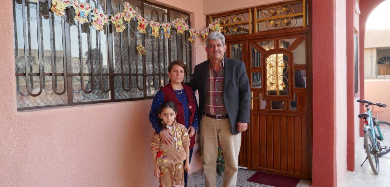 4000 familles sont déjà rentrées à Qaraqosh dont la famille de Louis Markos Ayub, président de la commission de construction de la province (ici avec son épouse et une petite-fille). (csi)