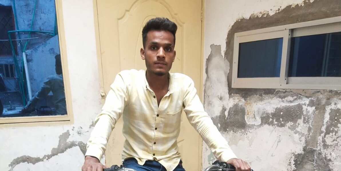 Nabeel Masih est fier de présenter la moto qu’il utilise tous les jours pour se rendre au travail. csi