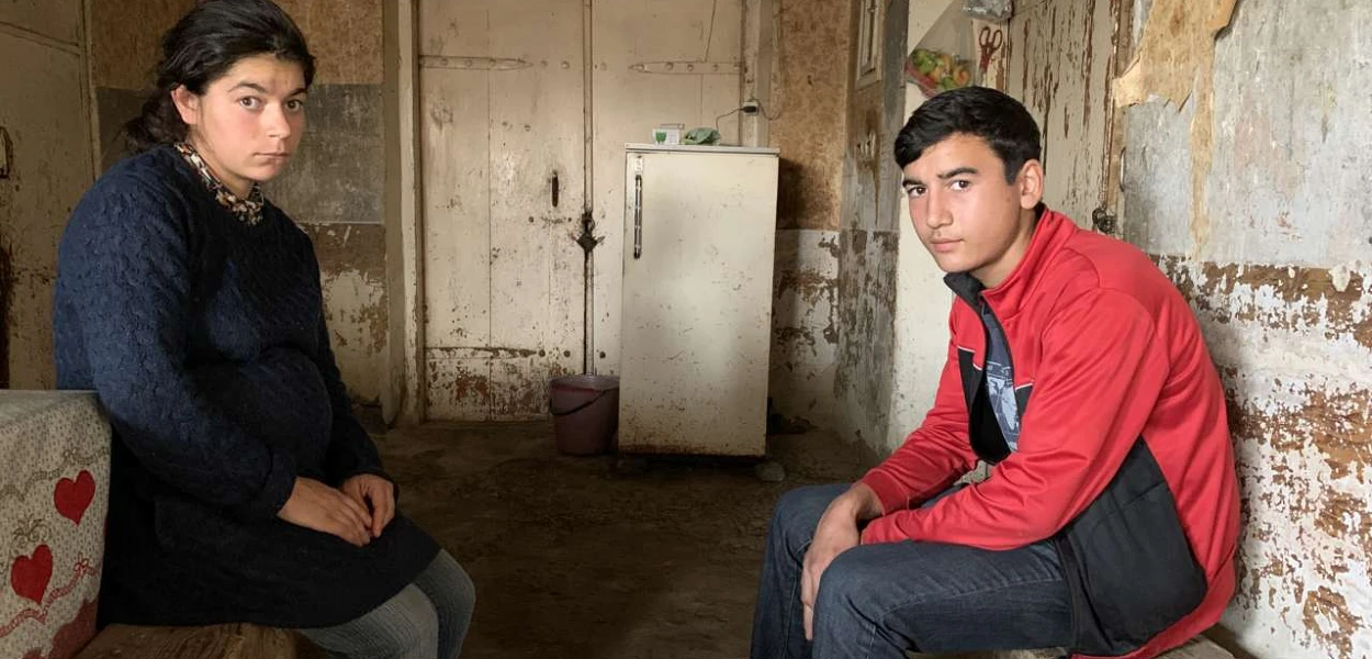 Sona (17 ans) et Derenik (15 ans) viennent de Martuni, une ville qui a été cédée à l’Azerbaïdjan. Après la destruction de leur maison, ils ont dû rester dans cette cave. (csi)