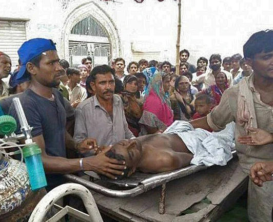 Lors de la manifestation, des chrétiens protestent et portent le corps d’Irfan Masih. (twit)