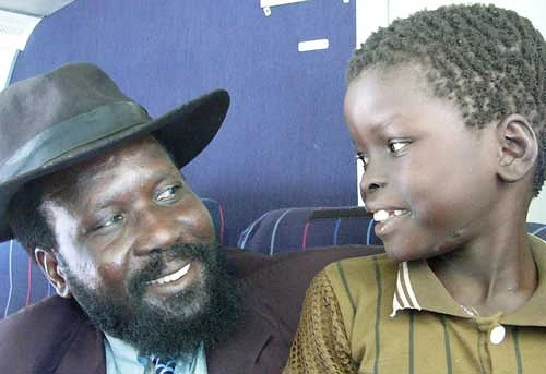 Salva Kiir Mayardit avec un garçon sud-soudanais. (csi)