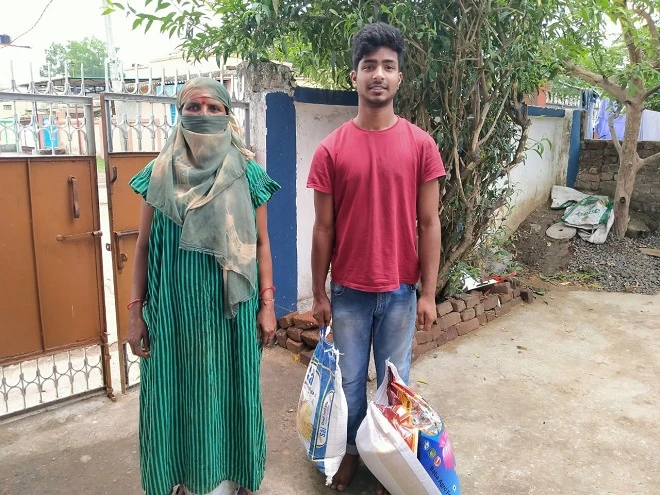 La pandémie ne protège pas les chrétiens des attaques. Ce couple chrétien de Ranchi, capitale de l’État fédéré du Jharkhand, est reconnaissant de l’aide alimentaire reçue pendant le confinement. (csi)