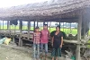 Bikash avec son épouse et son fils. Ils s’occupent désormais d’un l’élevage de poules. (csi)