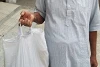 L’aide alimentaire des partenaires de CSI est pour le musulman Ainuddin (74 ans) un cadeau de Dieu. (csi)
