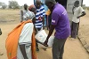 Sur place, Franco Majok supervise la distribution de sorgho aux personnes affamées. (CSI)