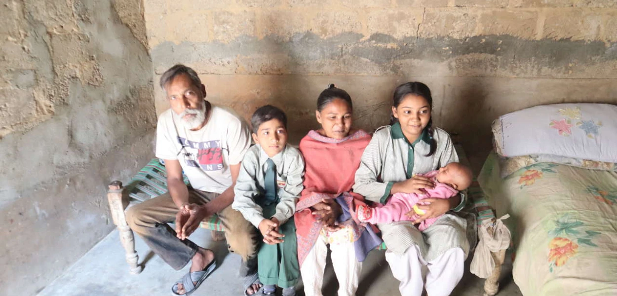 Comment va-t-il faire pour nourrir les siens ? Majeed Masih avec une partie de sa famille. (csi)
