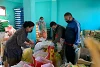 Nos partenaires et des bénévoles préparent dans la capitale Katmandou la distribution d’aliments. (csi)