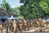 Des policiers à Ingiriya : au Sri Lanka, la police ne prend pas toujours partie pour les victimes d’attaques pour motifs religieux. (msn)