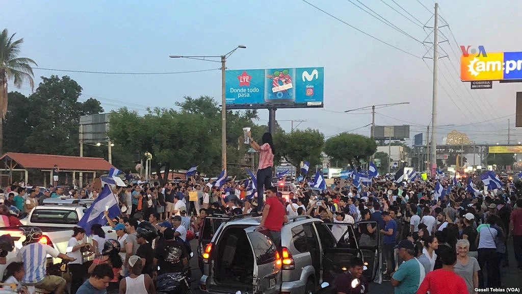 Le peuple en a assez ! Après des protestations pacifiques contre les réformes du président Ortega, on exige sa démission dans tout le pays. (wiki)