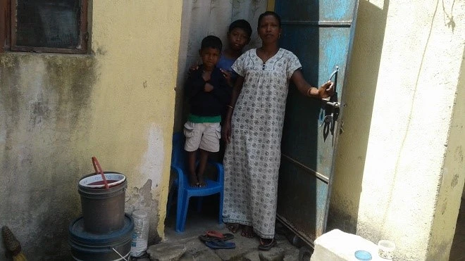 Urmila Ekka qui habite dans l’État fédéré du Jharkhand ne sait pas comment nourrir ses enfants, car son mari sans travail ne peut plus rentrer à la maison. (mad)