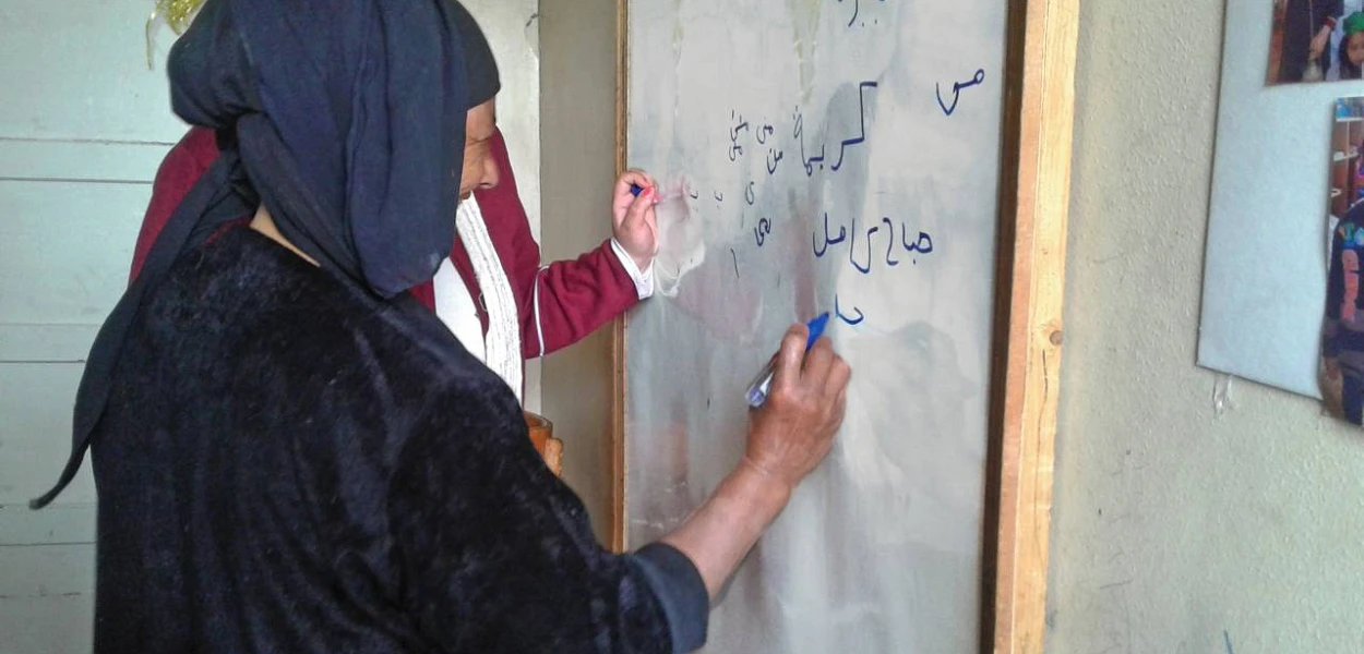 Une participante à un cours d’alphabétisation s’applique à reproduire des lettres arabes. (mad)