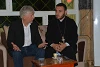 John Eibner discute avec un prêtre syriaque orthodoxe. Ce dernier ne peut plus retenir ses fidèles, après une année de fuite. (csi)