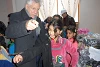 John Eibner distribue des vêtements d’hiver à des enfants réfugiés yézidis. Les yézidis sont particulièrement touchés par le nettoyage religieux. (csi)