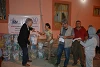 Le responsable de mission CSI pour le Moyen-Orient John Eibner remet un colis de produits d’hygiène à une chrétienne réfugiée à Sharanish. (csi)