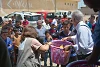 John Eibner distribue des kits d’hygiène à des villageois kakaï. (csi)