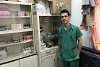 Un médecin dans l’hôpital régional de Qaraqosh ; en juin 2017, l’hôpital ne disposait pas encore de lits ni d’équipements fonctionnels ; on trouvait tout juste quelques médicaments. (csi)
