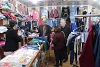 John Eibner de CSI (au milieu) et des membres de l’organisation des droits de l’homme irakienne Hammurabi (partenaire CSI) achètent des vestes d’hiver pour les déplacés internes dans un magasin de vêtements qui vient d’ouvrir à Qaraqosh. (csi)