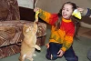 Annija aime jouer avec leur chat. (csi)