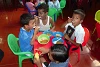 Des enfants issus des couches les plus misérables de la population reçoivent un repas chaud lors de la soupe populaire. (csi)