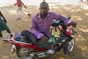 Yakubu Hassan est estropié d’une jambe. Il ne lui reste que sa moto. (mad)