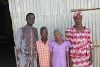 Le pasteur Mancha Darong avec Safiratu Ishaku et ses enfants Shedrak et Godiya. La femme nigériane a beaucoup souffert. (csi)