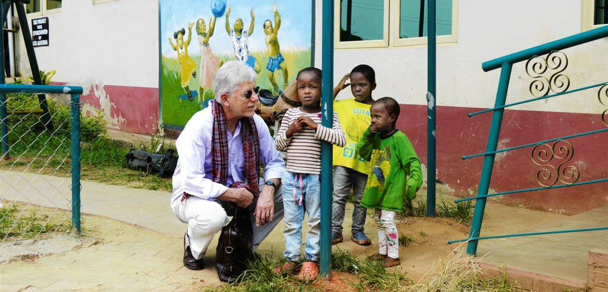 Le directeur de CSI John Eibner avec des orphelins à Enugu, au sud du Nigéria. La plupart d’entre eux viennent du Nord et ont dû fuir Boko Haram. CSI les aide avec des aliments et une formation scolaire. (csi)