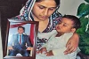 Sarah Haroon avec sa fille Arisha et une photo de son mari tué, Haroon Masih. (csi)