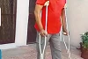 Grâce à la prothèse financée par CSI, Anwar peut à nouveau se tenir sur deux jambes. (csi)