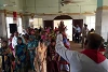 Les chrétiens au Pakistan célébrant le culte : ils ne se laissent pas intimider. (csi)