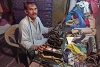 Javed Masih a pu s’acheter une machine à coudre grâce au microcrédit ; il gagne ainsi un salaire suffisant pour envoyer ses enfants à l’école. (zvg)