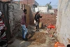 Waqeel devant le chantier où un cabinet de toilette avec arrivée d’eau est construit aux frais de CSI. (csi)