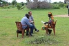 Ajang discute avec le rédacteur en chef de CSI Reto Baliarda et l’interprète Ak. (csi)
