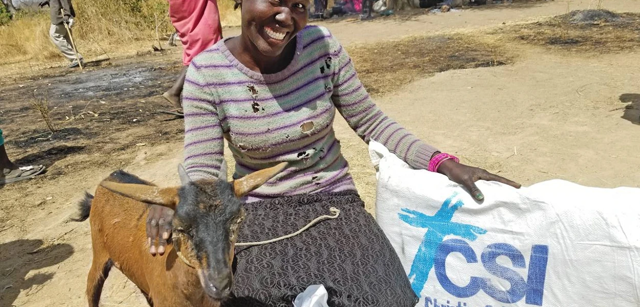 Achok est heureuse d’être enfin libre. C’est la première fois de sa vie qu’elle reçoit un cadeau : une chèvre laitière qui lui donnera de la nourriture chaque jour et un « kit de survie » qui contient tout ce qui est essentiel pour survivre, comme une marmite, un récipient à eau, une ration de sorgho pour un mois, une faucille pour couper des roseaux afin de fabriquer un toit, une moustiquaire, des hameçons, une couverture et des bâches comme abri. (csi)