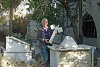 John Eibner, responsable de mission, en visite dans un cimetière chrétien profané de Homs. (csi)