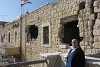 Sœur Sara, notre partenaire en Syrie, devant les ruines du couvent de Maaloula. (csi)