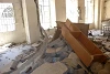 Le mobilier d’école détruit montre avec quelle force l’obus a explosé. (csi)