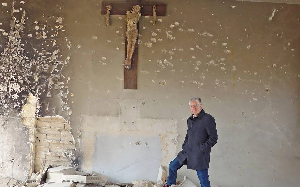 John Eibner dans une église détruite à Alep. Les rebelles « modérés » s’en prennent, pour des raisons religieuses, également aux chrétiens. (csi)