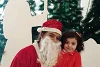 Les yeux de Djamila, petite fille syrienne, brillent lorsque le père Noël lui tend un grand paquet emballé avec amour. (zvg)