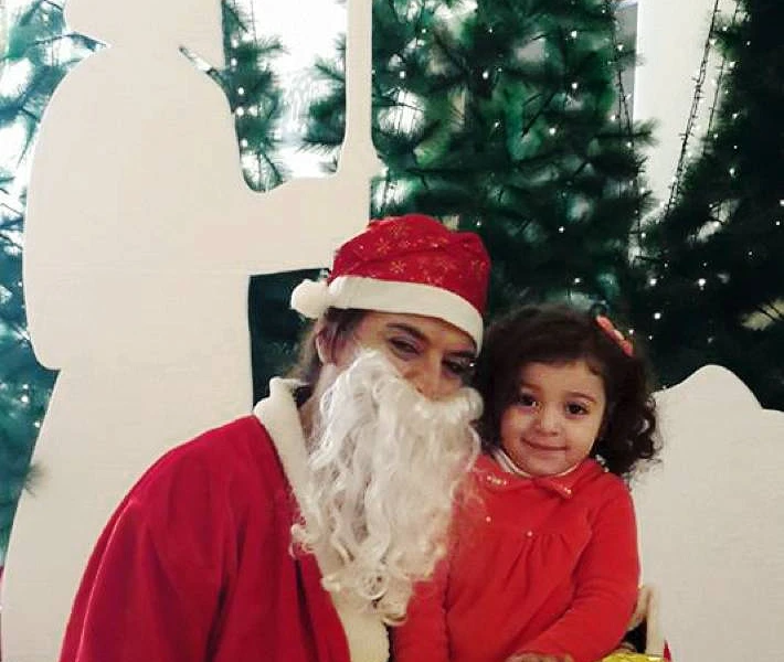 Les yeux de Djamila, petite fille syrienne, brillent lorsque le père Noël lui tend un grand paquet emballé avec amour. (zvg)