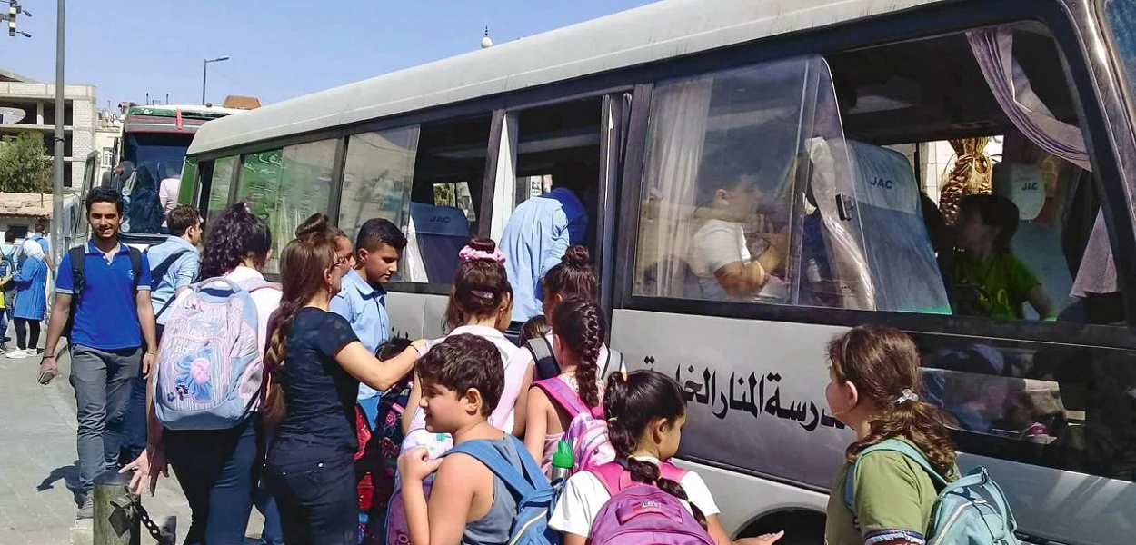 Grâce au nouveau bus scolaire, les enfants de quartiers éloignés peuvent se rendre sans difficulté à l’école arménienne catholique située dans la vieille ville de Damas. (csi)